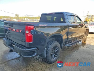 Trzecie zdjęcie samochodu z tyłu: 2020 CHEVROLET SILVERADO K1500 TRAIL BOSS CUSTOM VIN:1GCPYCEF3LZ361387 - miniatura