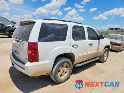 Trzecie zdjęcie samochodu z tyłu: 2008 CHEVROLET TAHOE K1500 VIN:1GNFK13028R209907 - miniatura