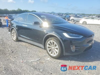 Czwarte zdjęcie samochodu z boku: 2019 TESLA MODEL X VIN:5YJXCAE20KF161376 - miniatura