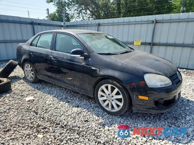 Czwarte zdjęcie samochodu z boku: 2010 VOLKSWAGEN JETTA WOLFSBURG VIN:3VWRJ7AJ6AM037831 - miniatura