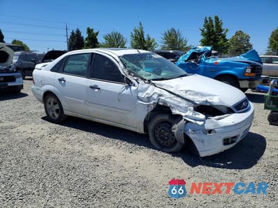 Czwarte zdjęcie samochodu z boku: 2015 FORD FOCUS VIN:1FAFP34N95W278807 - miniatura