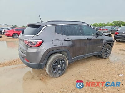 Trzecie zdjęcie samochodu z tyłu: 2023 JEEP COMPASS LATITUDE VIN:3C4NJDBNXPT519492 - miniatura