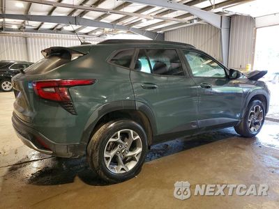 Trzecie zdjęcie samochodu z tyłu: 2025 CHEVROLET TRAX 1LT VIN:KL77LHEP5SC217455 - miniatura