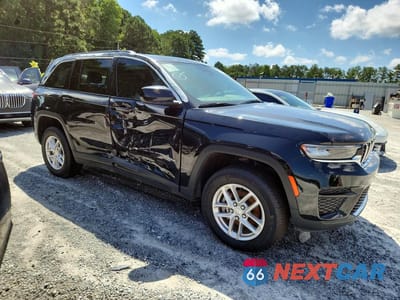 Czwarte zdjęcie samochodu z boku: 2025 JEEP GRAND CHEROKEE LAREDO/ALTITUDE VIN:1C4RJGAG8SC370896 - miniatura