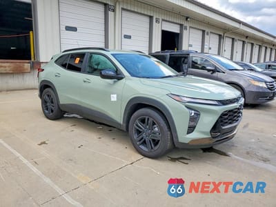 Czwarte zdjęcie samochodu z boku: 2025 CHEVROLET TRAX ACTIV VIN:KL77LKEP6SC341845 - miniatura