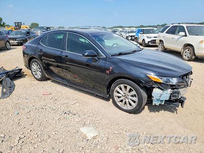 Czwarte zdjęcie samochodu z boku: 2018 TOYOTA CAMRY LE VIN:4T1B11HK2JU077203 - miniatura