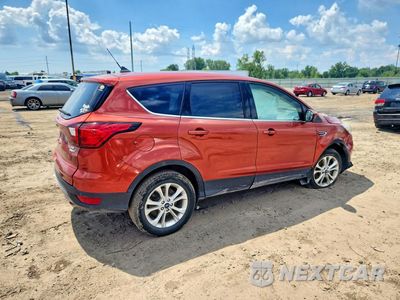 Trzecie zdjęcie samochodu z tyłu: 2019 FORD ESCAPE SE VIN:1FMCU9GD6KUB54542 - miniatura
