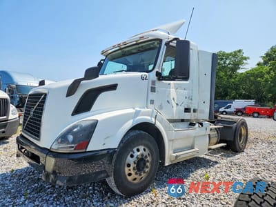 2013 VOLVO VN VNL 4V4N39EG4DN142369 - główne zdjęcie licytacji z USA - miniatura