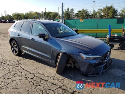 Czwarte zdjęcie samochodu z boku: 2022 VOLVO XC60 B5 R-DESIGN VIN:YV4L12RM1N1906071 - miniatura