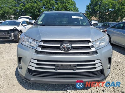 Piąte zdjęcie samochodu w środku: 2017 TOYOTA HIGHLANDER XLE VIN:5TDJZRFH2HS439902 - miniatura
