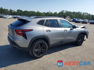 Trzecie zdjęcie samochodu z tyłu: 2025 CHEVROLET TRAX ACTIV VIN:KL77LKEP3SC103547 - miniatura