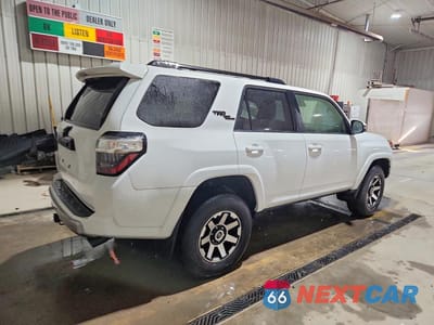 Trzecie zdjęcie samochodu z tyłu: 2024 TOYOTA 4RUNNER TRD OFF-ROAD PREMIUM VIN:JTERU5JR6R6303618 - miniatura