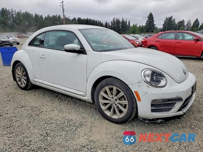 Czwarte zdjęcie samochodu z boku: 2017 VOLKSWAGEN BEETLE SE VIN:3VWJ17AT6HM606671 - miniatura