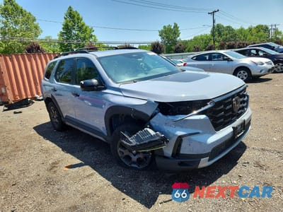 Czwarte zdjęcie samochodu z boku: 2023 HONDA PILOT TRAILSPORT VIN:5FNYG1H66PB000285 - miniatura