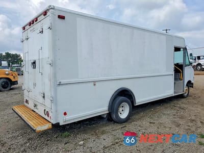 Trzecie zdjęcie samochodu z tyłu: 2000 FORD E350 DELIVERY TRUCK VIN:1FCJE39L4YHA52569 - miniatura