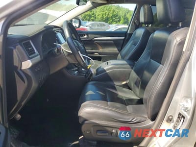 Zdjęcie 7 z 14 samochodu: 2017 TOYOTA HIGHLANDER XLE VIN:5TDJZRFH2HS439902 - miniatura
