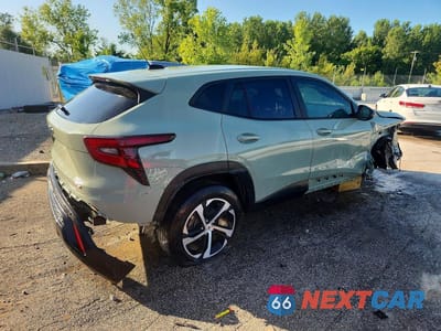 Trzecie zdjęcie samochodu z tyłu: 2024 CHEVROLET TRAX 1RS VIN:KL77LGE2XRC179701 - miniatura