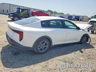 Trzecie zdjęcie samochodu z tyłu: 2026 KIA K4 LXS VIN:3KPFT4DE3TE280085 - miniatura