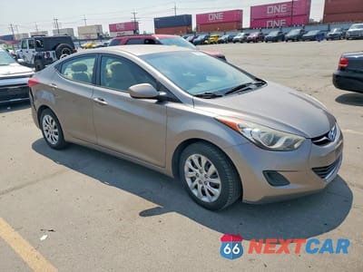 Czwarte zdjęcie samochodu z boku: 2011 HYUNDAI ELANTRA GLS VIN:5NPDH4AE4BH038140 - miniatura