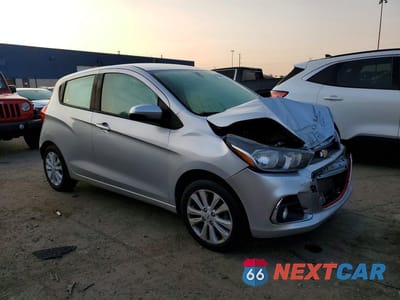 Czwarte zdjęcie samochodu z boku: 2018 CHEVROLET SPARK 1LT VIN:KL8CD6SAXJC439189 - miniatura