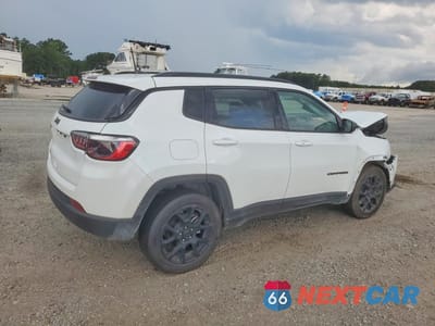 Trzecie zdjęcie samochodu z tyłu: 2025 JEEP COMPASS LATITUDE VIN:3C4NJDBN7ST599343 - miniatura