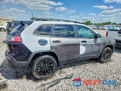 Trzecie zdjęcie samochodu z tyłu: 2023 JEEP CHEROKEE ALTITUDE LUX VIN:1C4PJMMB4PD106520 - miniatura