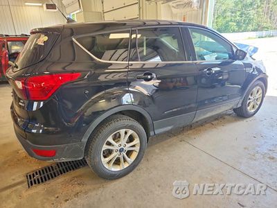 Trzecie zdjęcie samochodu z tyłu: 2019 FORD ESCAPE SE VIN:1FMCU9GD5KUA13901 - miniatura