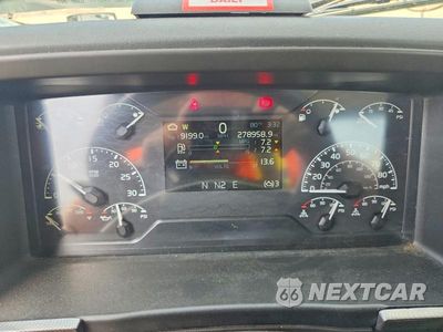 Zdjęcie 9 z 13 samochodu: 2019 VOLVO VNL SEMI TRUCK VIN:4V4NC9EG9KN222229 - miniatura