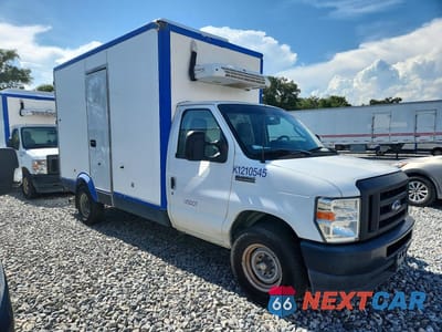 Czwarte zdjęcie samochodu z boku: 2023 FORD E350 REFRIGERATED BOX TRUCK VIN:1FDWE3FK1PDD08489 - miniatura