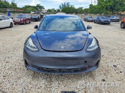 Piąte zdjęcie samochodu w środku: 2018 TESLA MODEL 3 VIN:5YJ3E1EA7JF123836 - miniatura