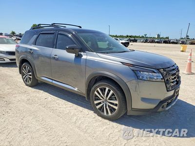 Czwarte zdjęcie samochodu z boku: 2023 NISSAN PATHFINDER PLATINUM VIN:5N1DR3DH1PC272246 - miniatura