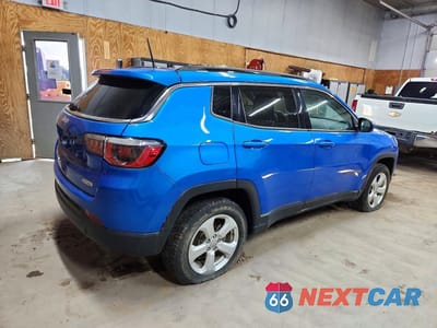 Trzecie zdjęcie samochodu z tyłu: 2018 JEEP COMPASS LATITUDE VIN:3C4NJDBBXJT454799 - miniatura