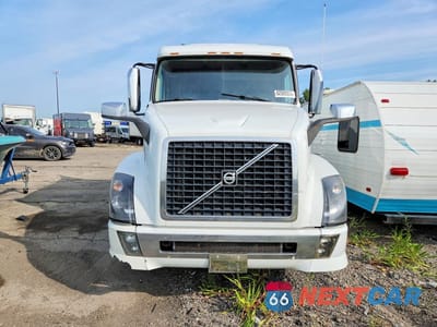 Piąte zdjęcie samochodu w środku: 2015 VOLVO VNL SEMI TRUCK VIN:4V4NC9EH3FN916963 - miniatura