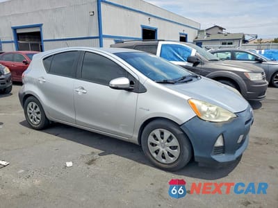Czwarte zdjęcie samochodu z boku: 2013 TOYOTA PRIUS C TWO VIN:JTDKDTB39D1052927 - miniatura