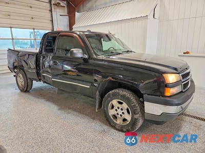 Czwarte zdjęcie samochodu z boku: 2005 CHEVROLET SILVERADO K1500 VIN:1GCEK19B35E240163 - miniatura