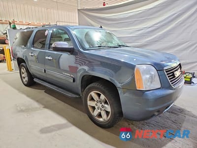 Czwarte zdjęcie samochodu z boku: 2010 GMC YUKON XL K1500 SLT VIN:1GKUKKE30AR177160 - miniatura