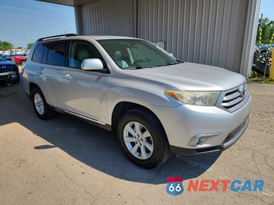 Czwarte zdjęcie samochodu z boku: 2013 TOYOTA HIGHLANDER SE VIN:5TDZK3EH7DS106384 - miniatura
