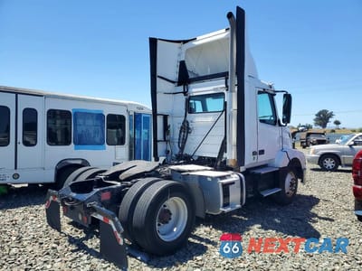 Trzecie zdjęcie samochodu z tyłu: 2018 VOLVO VNL SEMI TRUCK VIN:4V4N39TG8JN892467 - miniatura