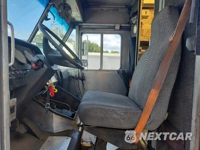 Zdjęcie 7 z 13 samochodu: 2004 FREIGHTLINER CHASSIS M LINE WALK-IN VAN VIN:4UZAANBW54CN46552 - miniatura