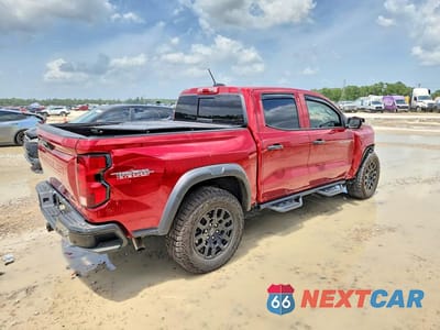 Trzecie zdjęcie samochodu z tyłu: 2026 CHEVROLET COLORADO TRAIL BOSS VIN:1GCPTEEK3T1142984 - miniatura
