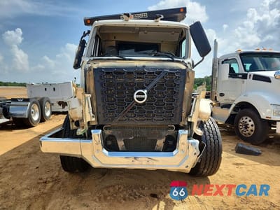 Piąte zdjęcie samochodu w środku: 2022 VOLVO VHD DUMP TRUCK VIN:4V5KC9EH6NN303099 - miniatura