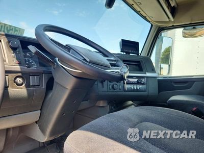 Zdjęcie 8 z 13 samochodu: 2019 VOLVO VNL SEMI TRUCK VIN:4V4NC9EG9KN222229 - miniatura