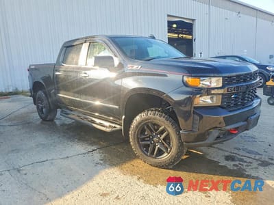Czwarte zdjęcie samochodu z boku: 2020 CHEVROLET SILVERADO K1500 TRAIL BOSS CUSTOM VIN:1GCPYCEF3LZ361387 - miniatura