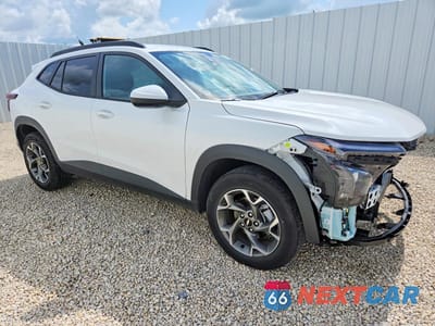 Czwarte zdjęcie samochodu z boku: 2026 CHEVROLET TRAX 1LT VIN:KL77LHEP4TC064441 - miniatura