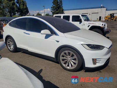 Czwarte zdjęcie samochodu z boku: 2016 TESLA MODEL X VIN:5YJXCBE2XGF003883 - miniatura