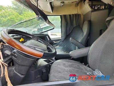 Zdjęcie 7 z 13 samochodu: 2019 VOLVO VNL SEMI TRUCK VIN:4V4NC9EH9KN225818 - miniatura