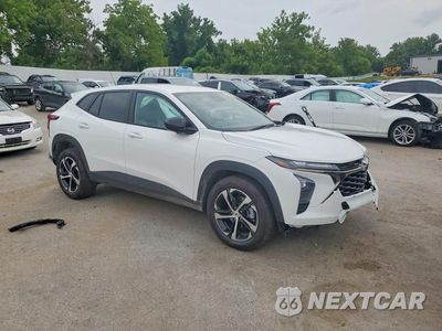 Czwarte zdjęcie samochodu z boku: 2026 CHEVROLET TRAX 1RS VIN:KL77LGEP2TC100718 - miniatura