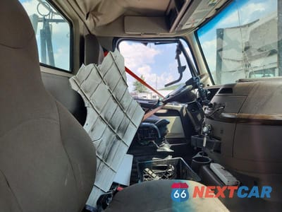 Piąte zdjęcie samochodu w środku: 2016 VOLVO VNM SEMI TRUCK VIN:4V4MC9EG6GN971492 - miniatura