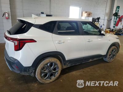 Trzecie zdjęcie samochodu z tyłu: 2024 KIA SELTOS LX VIN:KNDEPCAA3R7477732 - miniatura
