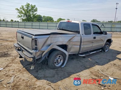 Trzecie zdjęcie samochodu z tyłu: 2005 CHEVROLET SILVERADO C2500 HEAVY DUTY VIN:1GCHC29U35E102186 - miniatura